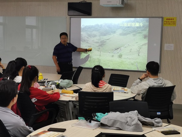 25e9ff7b38b34632af692d9948bffc4b.jpg 姚军讲课.jpg